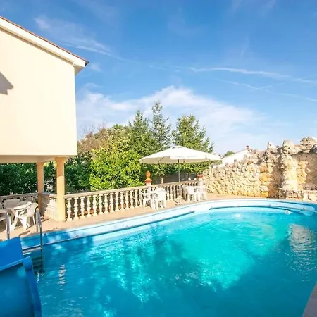 Appartamento Liljana With Shared Swimming Pool