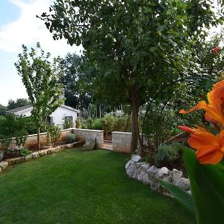 Liljana With Shared Swimming Pool Appartamento