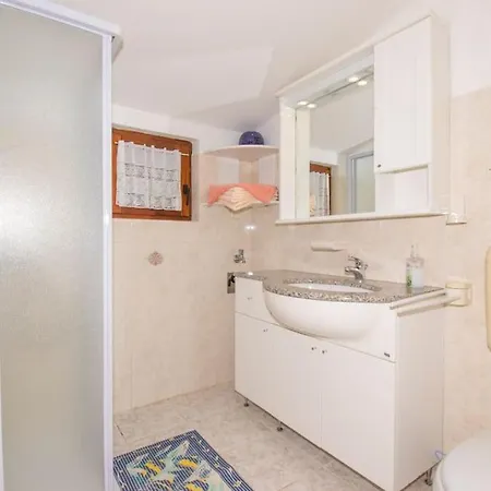Liljana With Shared Swimming Pool Appartamento Medolino