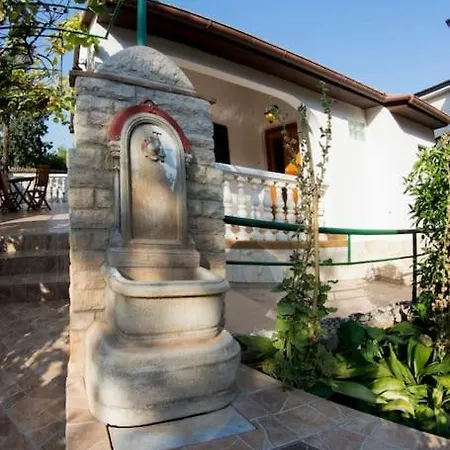 Liljana With Shared Swimming Pool Appartamento