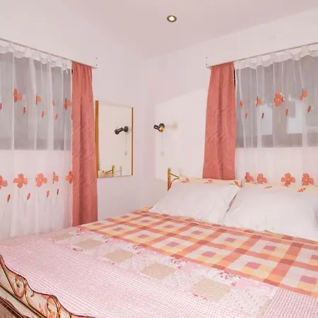 Appartamento Liljana With Shared Swimming Pool