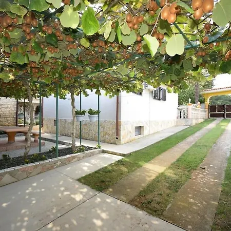 Liljana With Shared Swimming Pool Appartamento Medolino