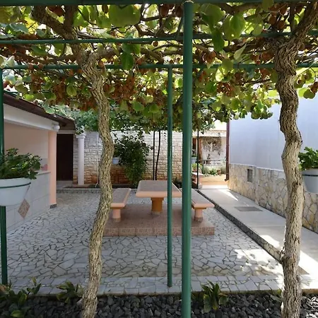 Liljana With Shared Swimming Pool Appartamento *