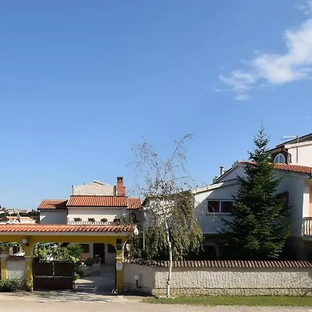 Liljana With Shared Swimming Pool Medolino