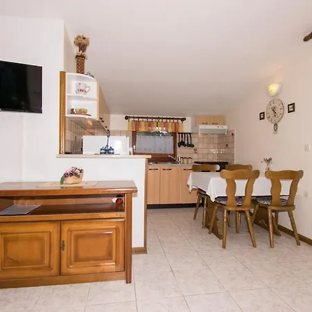 Liljana With Shared Swimming Pool Appartamento