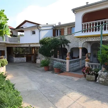 Liljana With Shared Swimming Pool Appartamento Medolino
