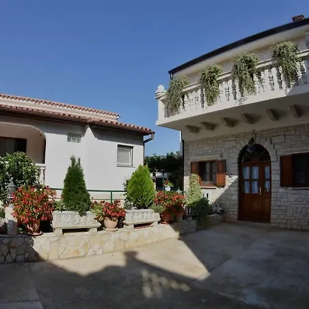Apartment Liljana With Shared Swimming Pool *